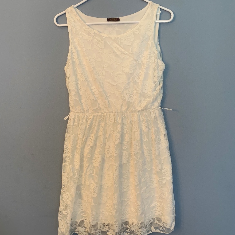 Small Girls’ White/Cream Lace Floral Dress